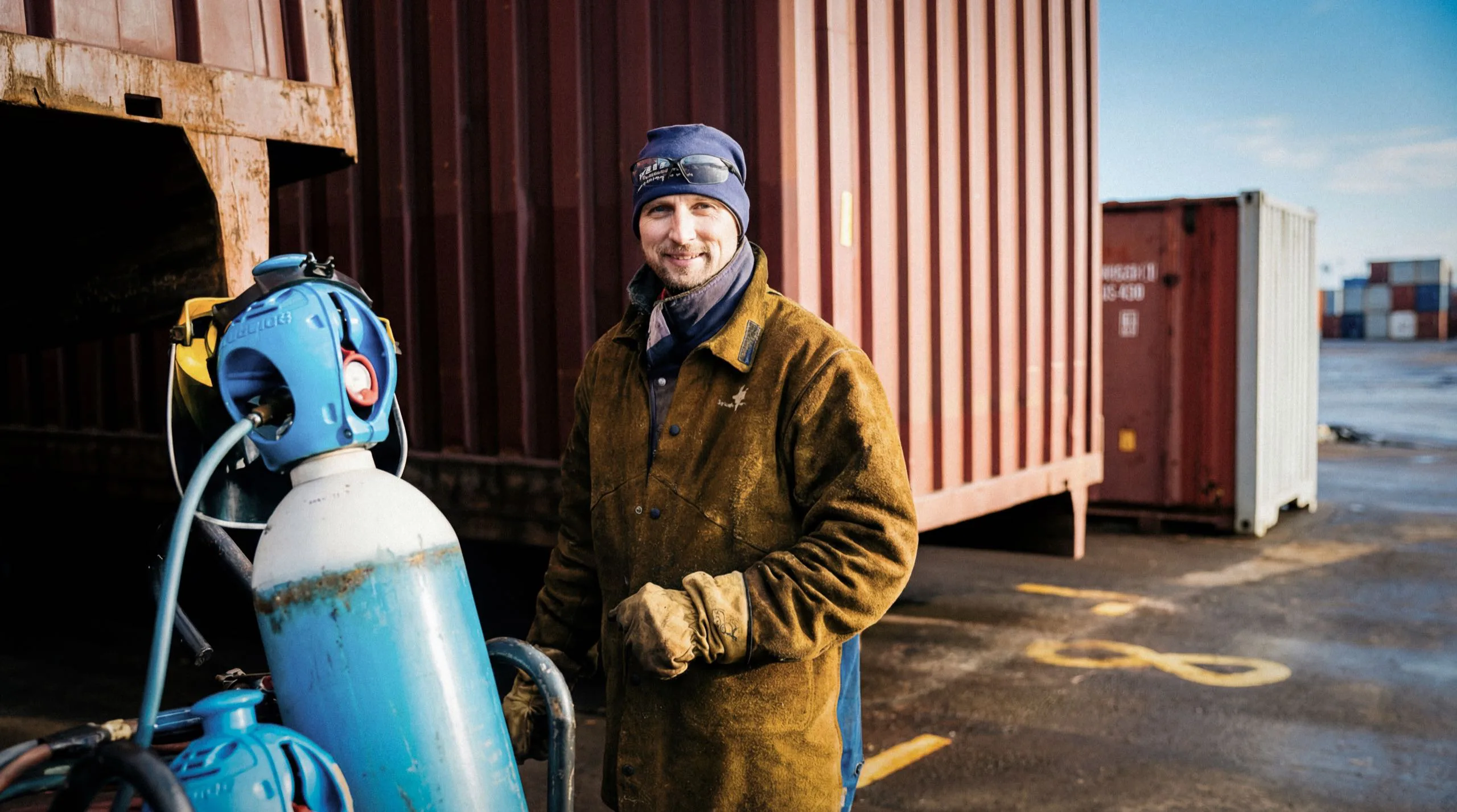 En Elfcon-tekniker står bredvid gasutrustning och en fraktcontainer.