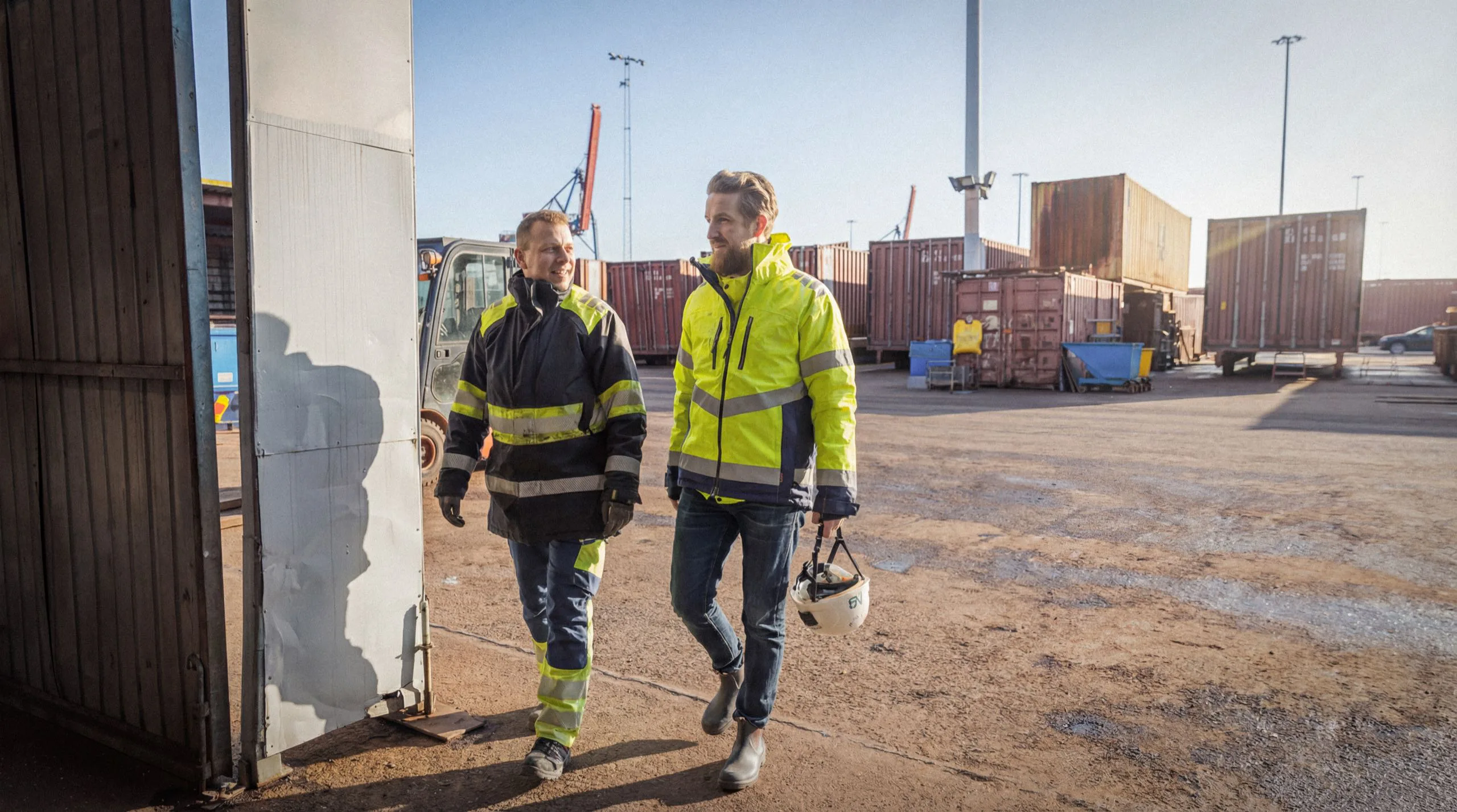 Två Elfcon-medarbetare går genom ett hamnområde.