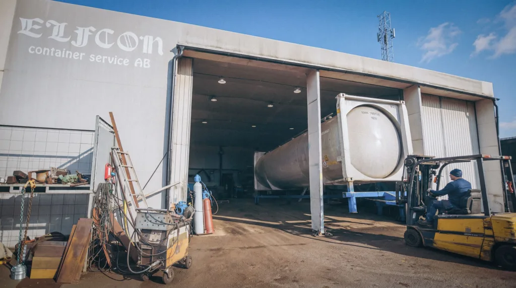 En tankcontainer står vid Elfcons verkstad i Göteborg.