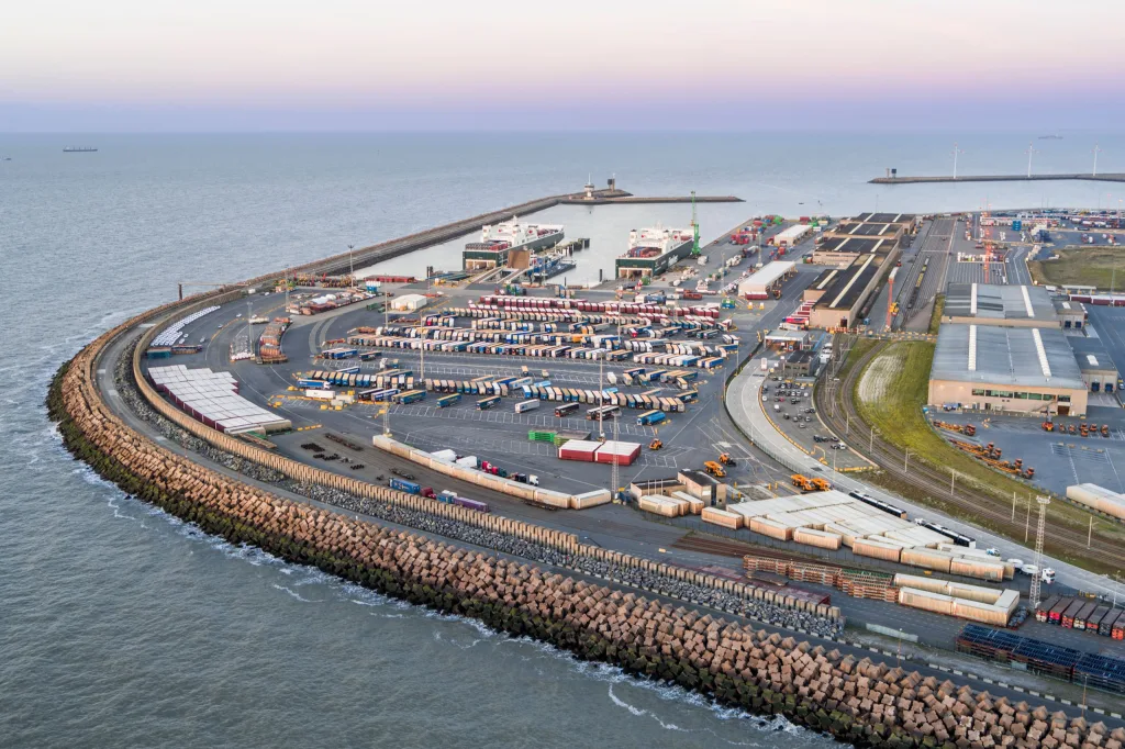Flygvy över hamnen i Zeebrugge som sträcker sig ut i havet.