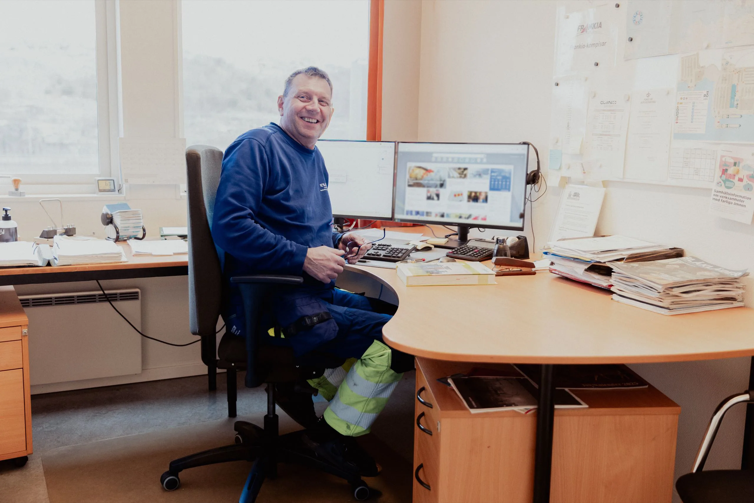 En Elfcon-medarbetare sitter vid sitt skrivbord på kontoret.