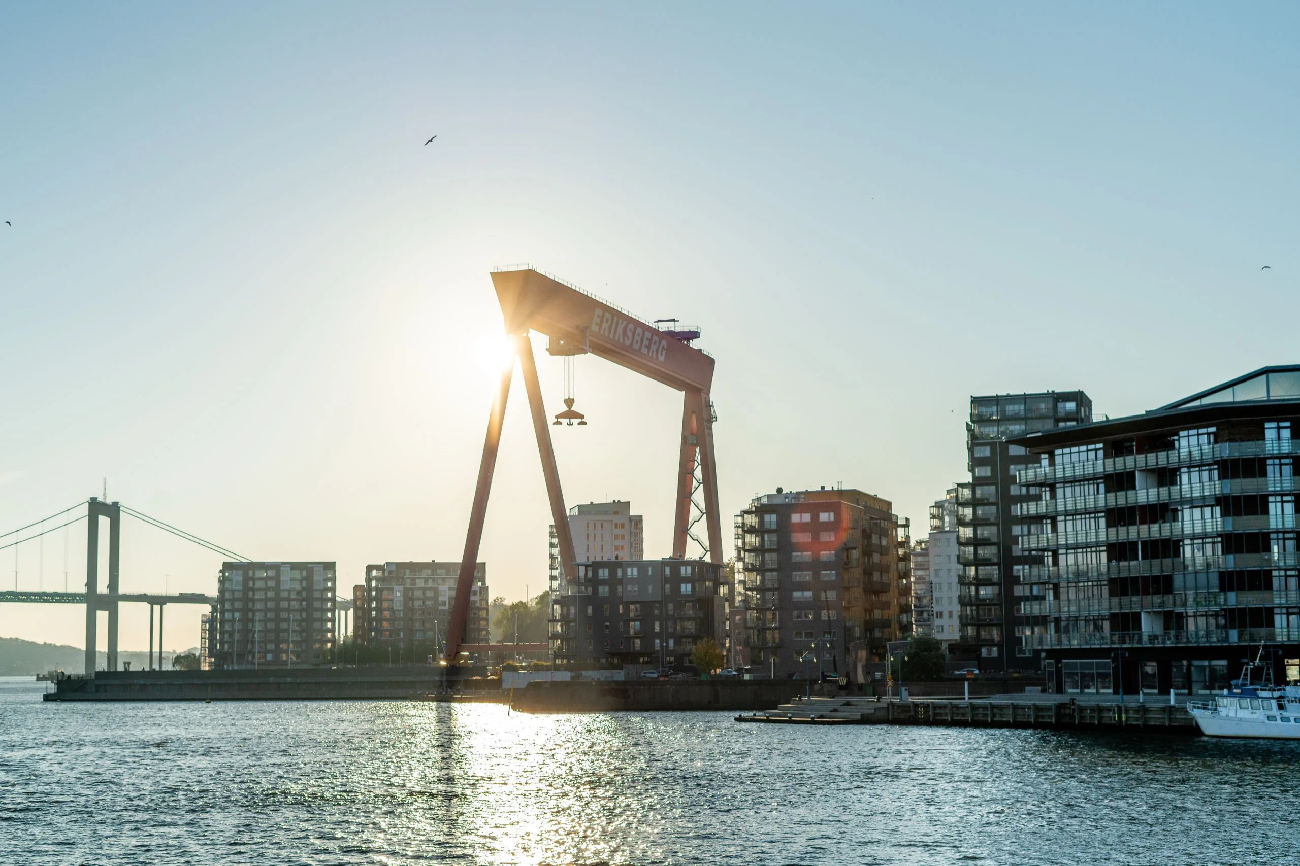 En industrikran vid Tången i Göteborg i kvällsljus.